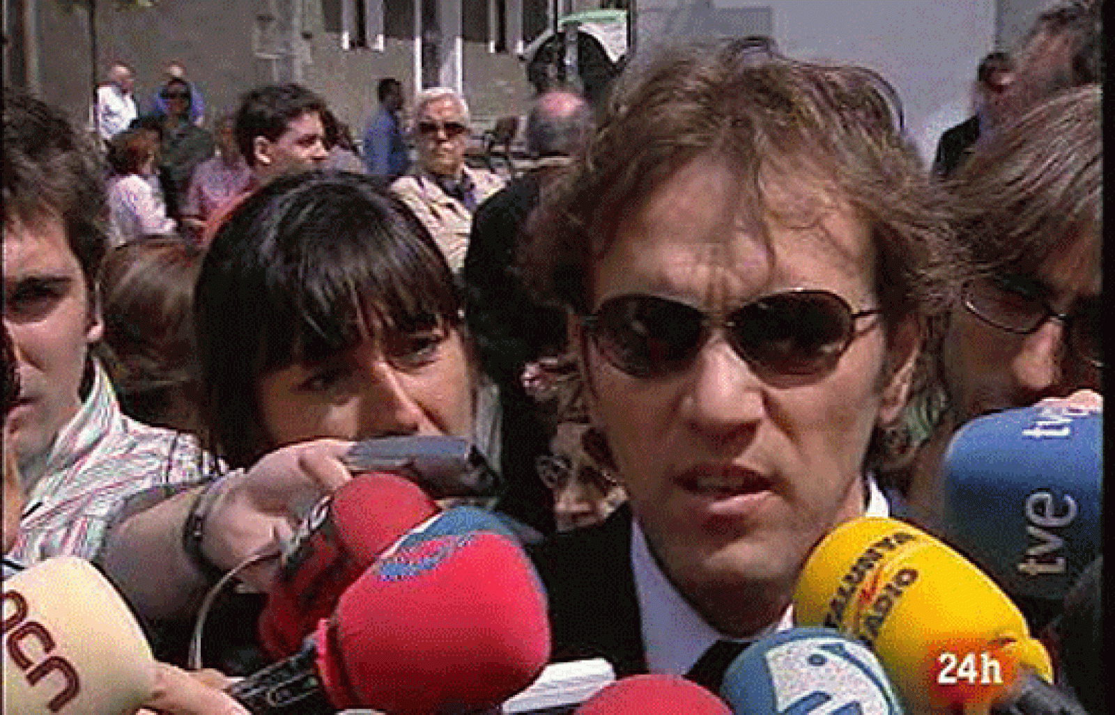 El hermano de Eduardo Puelles, asesinado por ETA con una bomba lapa instalada en su coche, reivindica el carácter heróico del policía y asegura que ha muerto como un "gudari", un "guerrero" en euskera.