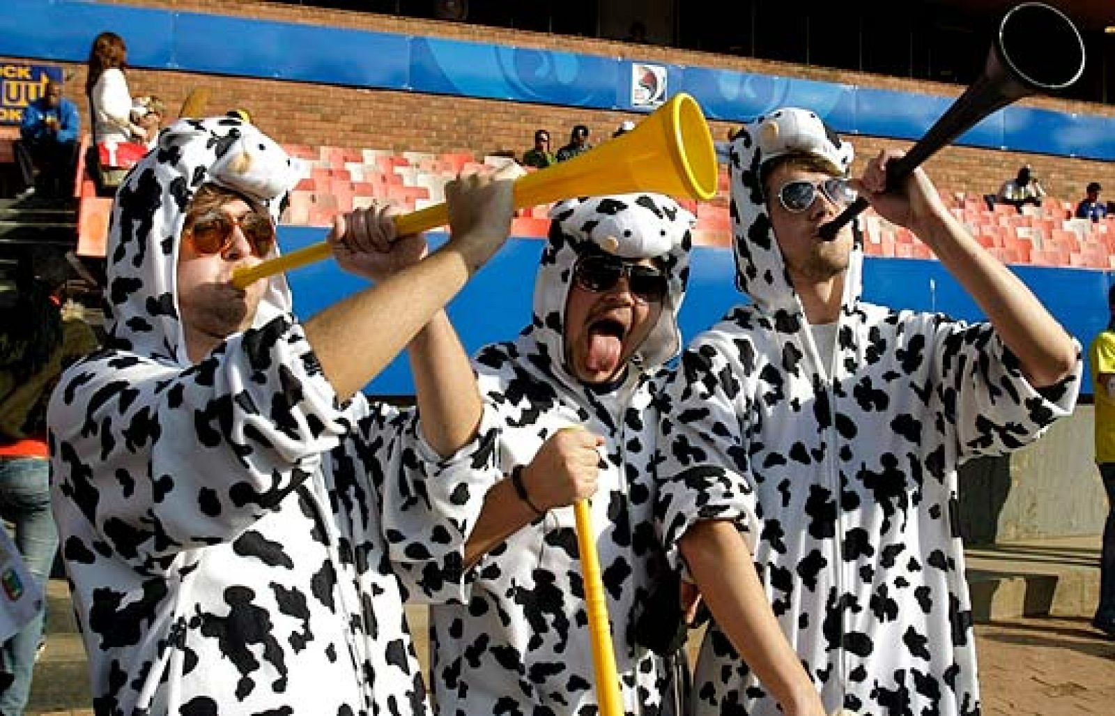 En Sudáfrica están de moda las 'vuvuzelas', una especie de trompetas, con la que los aficionados ensordecen el campo.