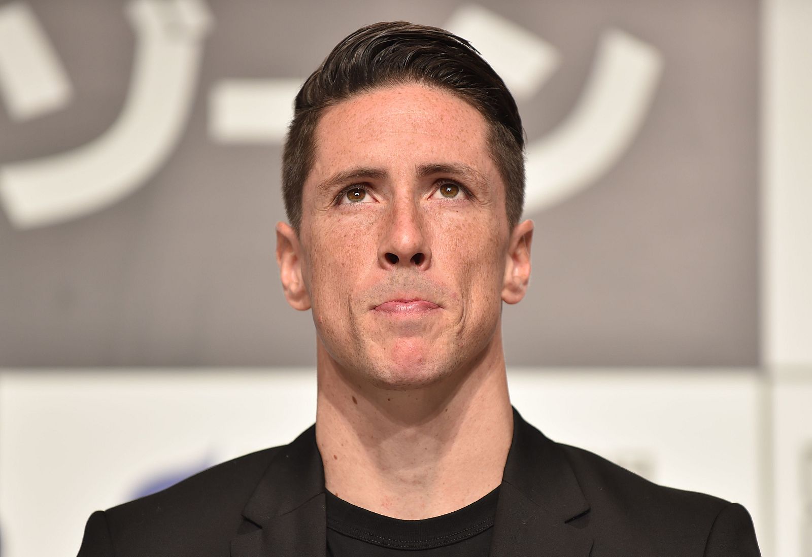El jugador español Fernando Torres dirá adiós al fútbol profesional el 23 de agosto en un partido"icónico" ante el equipo de Andrés Iniesta y David Villa, el Vissel Kobe. El jugador, de 35 años, aún no ha decidido que hará con su futuro y al ser preguntado si estará relacionado con el Atlético de Madrid contestó que no será "inmediatamente". "Quiero abandonar el fútbol con la conciencia limpia", aseguró Torres que confesó que "física y mentalmente" no estaba rindiendo lo suficiente en el  Sagan Tosu, su actual equipo.