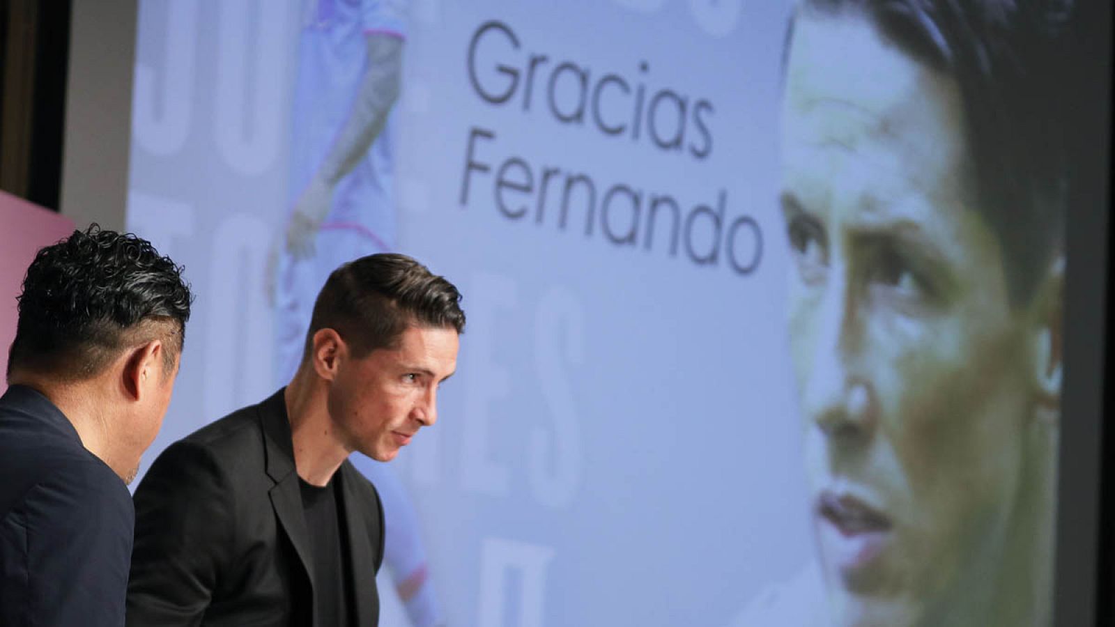 La selección alemana, su víctima más recordada, Kiko, Amanda Sampedro y Marcos Senna homenajean a Torres 