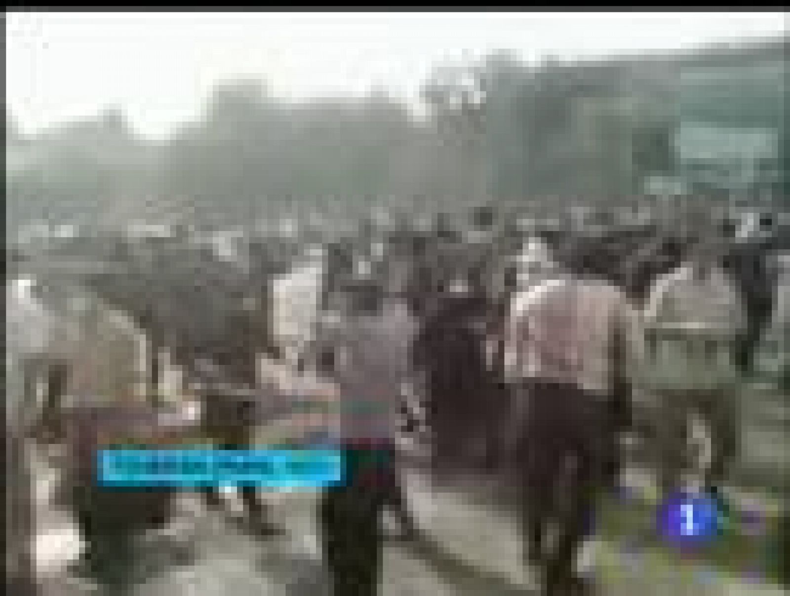 Un atentado en el mausoleo de Jomeini ha dejado dos muertos, entre ellos el terrorista suicida y 8 heridos. El atentado ha aumentado la tensión en un país donde siguen las protestas a pesar de la prohibición del gobierno.