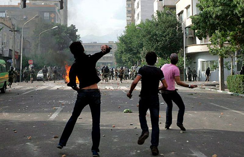 Un atentado en el mausoleo de Jomeini ha dejado dos muertos, entre ellos el terrorista suicida y 8 heridos. El atentado ha aumentado la tensión en un país donde siguen las protestas a pesar de la prohibición del gobierno.