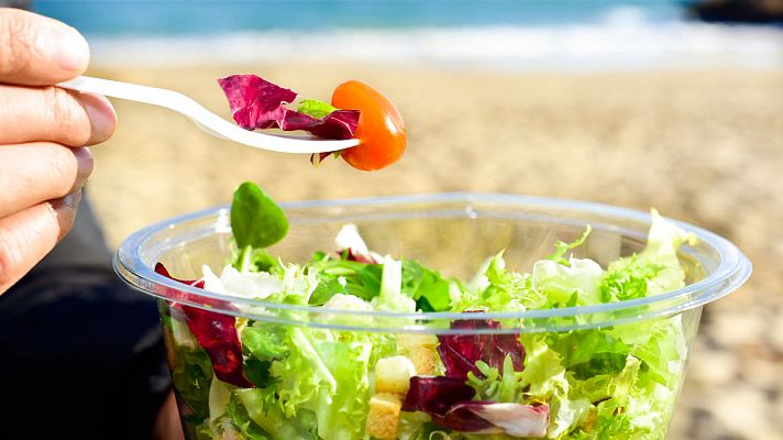 Telediario 1 - Los españoles comen menos platos y más sanos