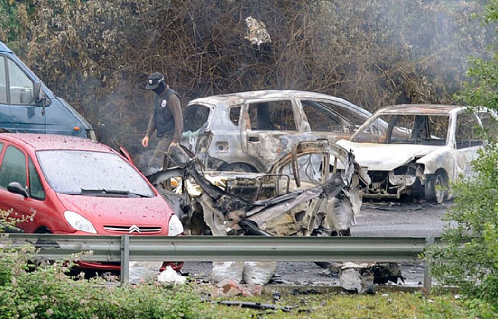 La Ertzaintza mantiene abiertas todas las líneas de investigación para detener a los autores del último atentado de ETA en Arrigorriaga, en Vizcaya. Un pueblo que hoy se ha despertado con el recuerdo a su vecino asesinado, Eduardo Puelles.