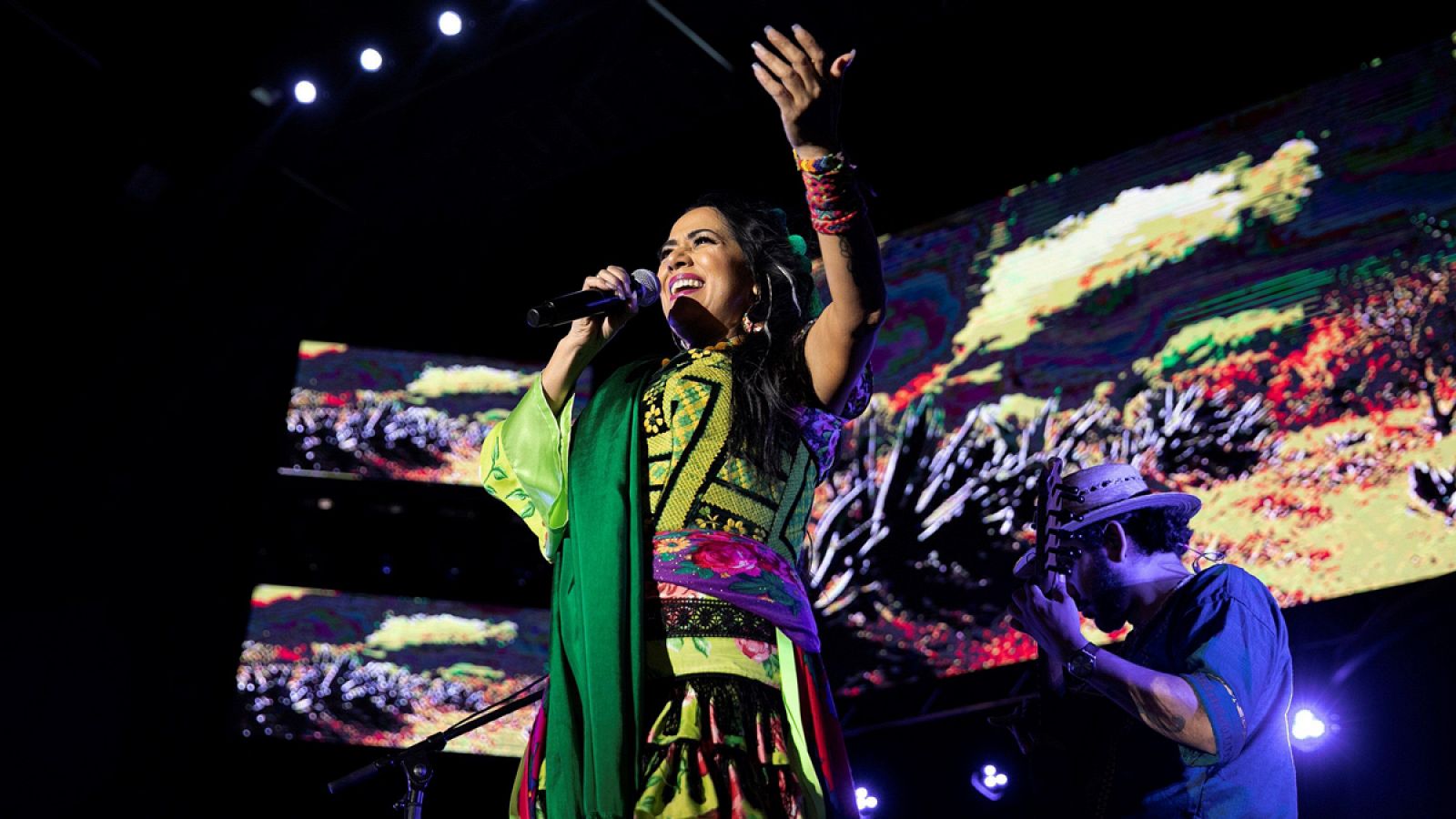 La cantante mexicana Lila Downs presenta su nuevo trabajo 'Al Chile'