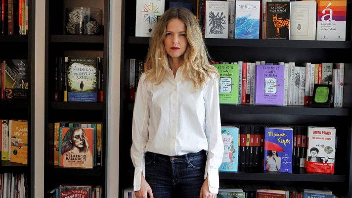 Telediario 1 - Christina Rosenvinge presenta su primer libro, 'Debut'