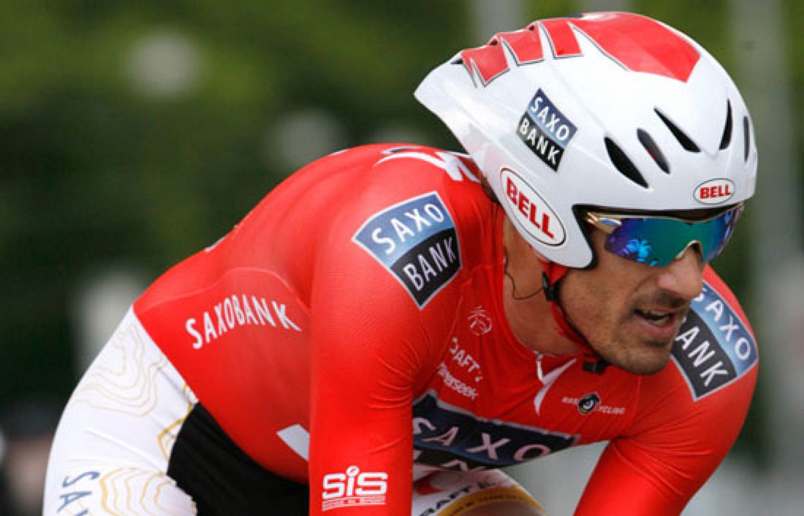 El corredor suizo Fabian Cancellara, del Saxo Bank, hizo buenos los pronósticos y se adjudicó la Vuelta a Suiza al imponerse con autoridad en la crono final de 39 kilómetros, con salida y llegada en Berna.