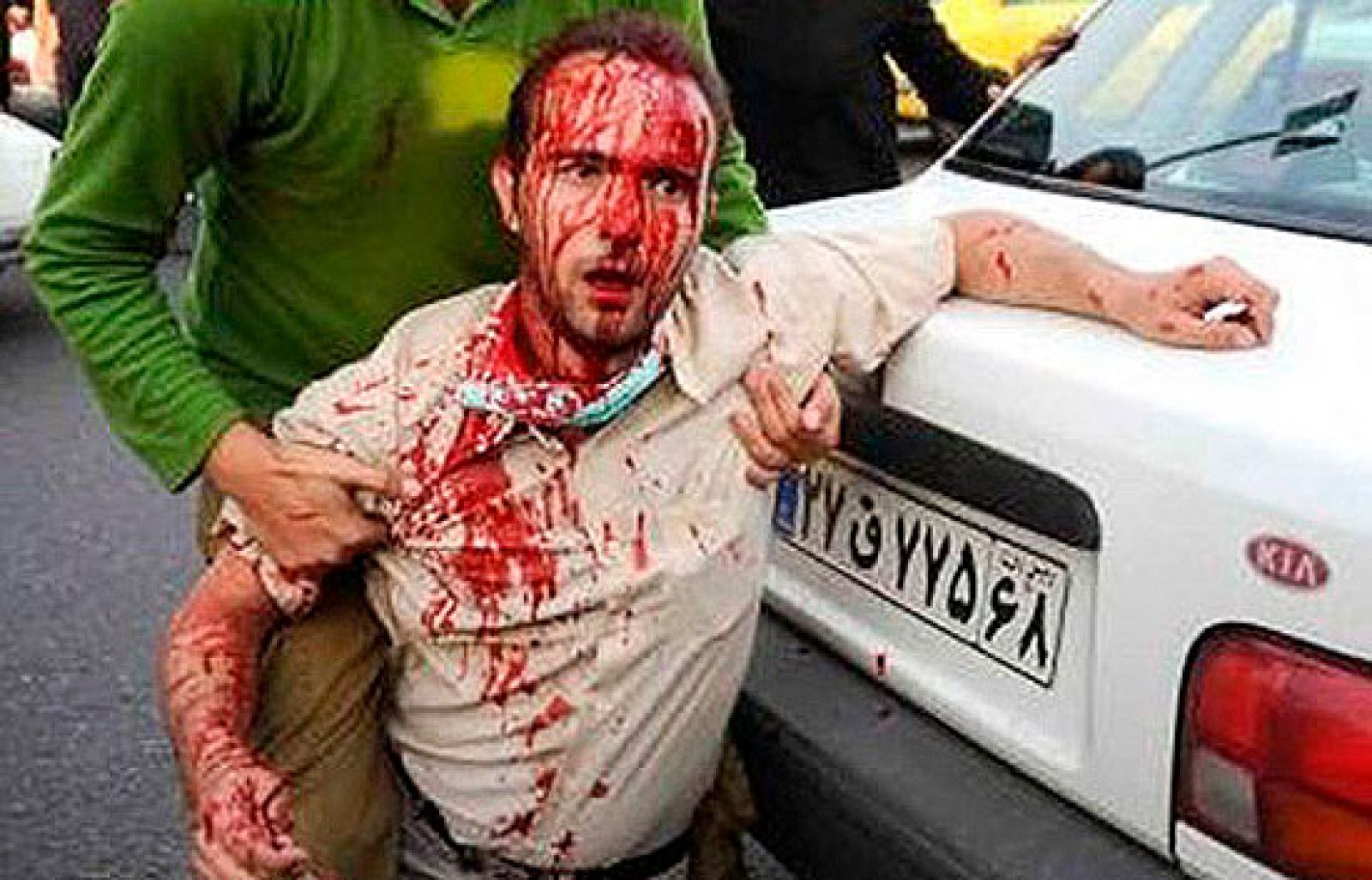 El fuerte despliegue policial mantiene las calles de Teherán en aparente calma. 