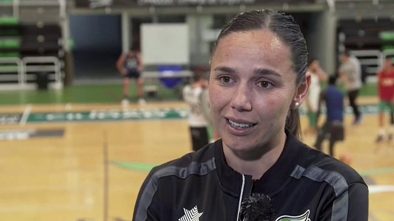 Mujer y deporte - Árbitro de baloncesto: Esperanza Mendoza - ver ahora