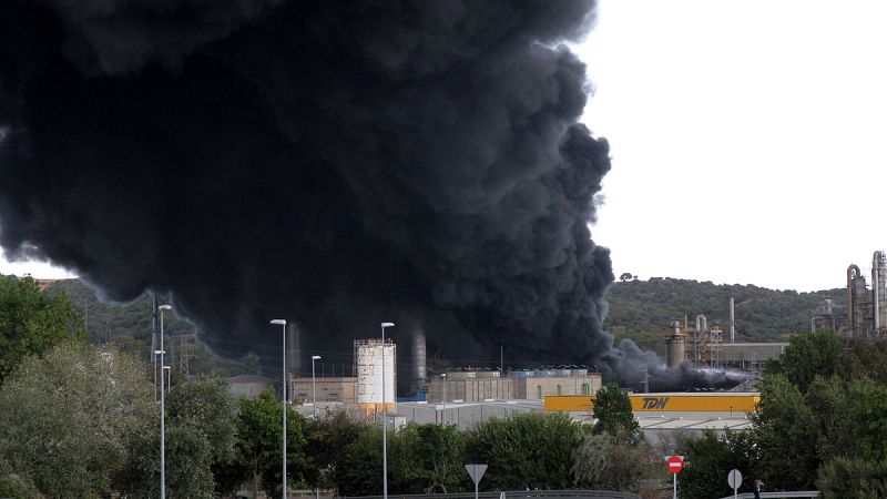 Desalojan el polígono Guadarranque, en San Roque, Cádiz, por un incendio en una fábrica