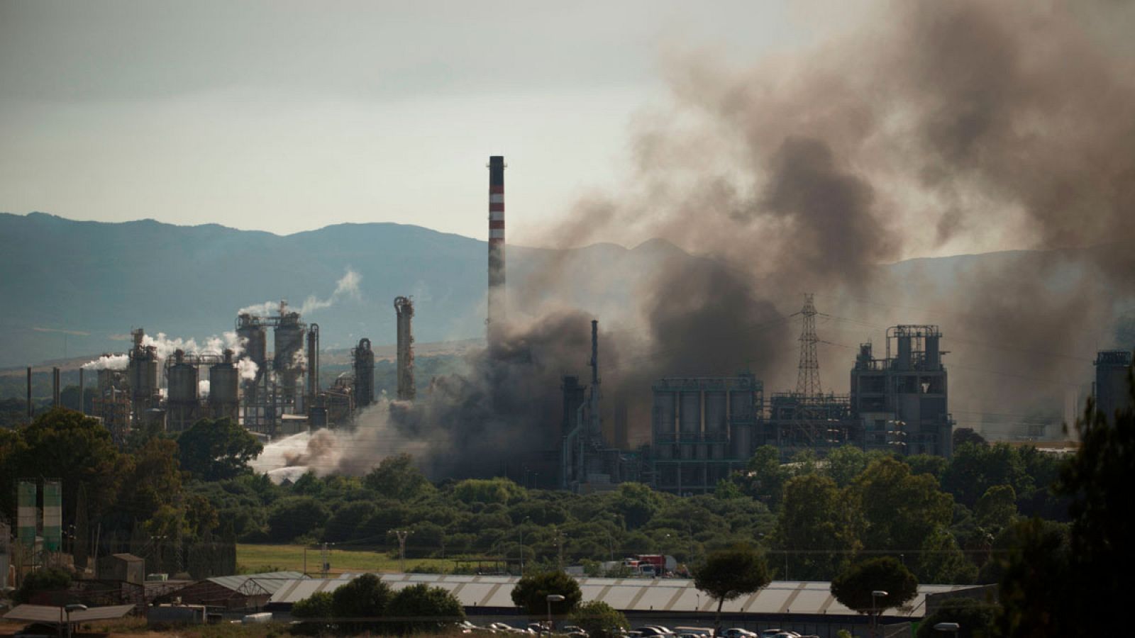 Desalojan un polígono en San Roque por un incendio en una fábrica