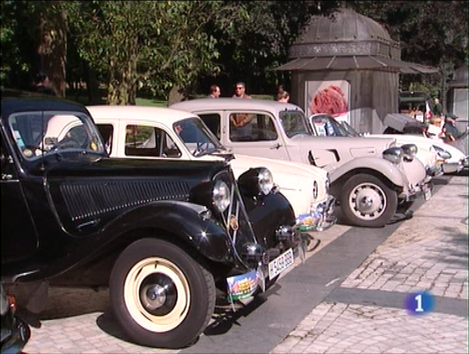  El secretario general de Comisiones Obreras de Asturias dice en Langreo que si los gobiernos central y autonómico no se implican más en la crisis, su central convocará movilizaciones de protesta después del verano.El paseo del Bombé, en Oviedo, ha acogido una muestra de coches antiguos que fueron contemplados por numerosos aficionados y paseantes.El Oviedo Moderno vuelve a la Superliga de Fútbol femenino tras vencer en La Corredoria al Atlético Jiennense por uno a cero, en el último partido de la liguilla. 