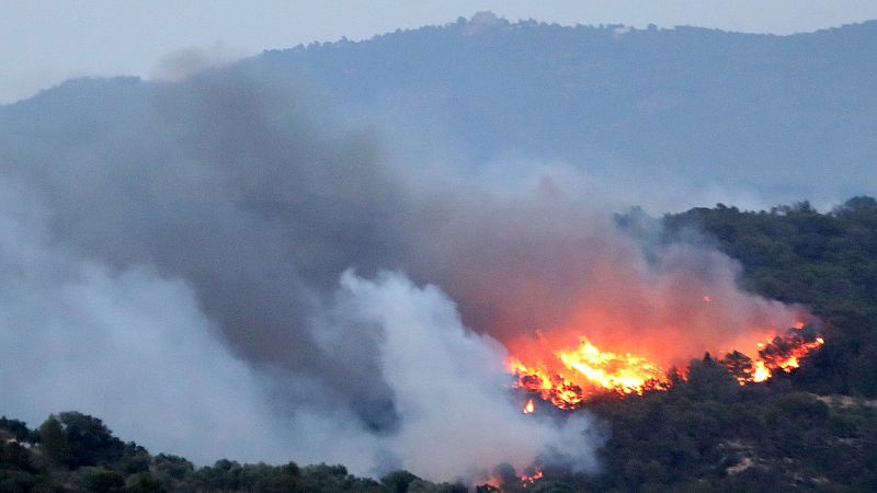 Los bomberos alertan de una situación "muy crítica" ya que el viento y el calor complican la extinción del incendio en Tarragona