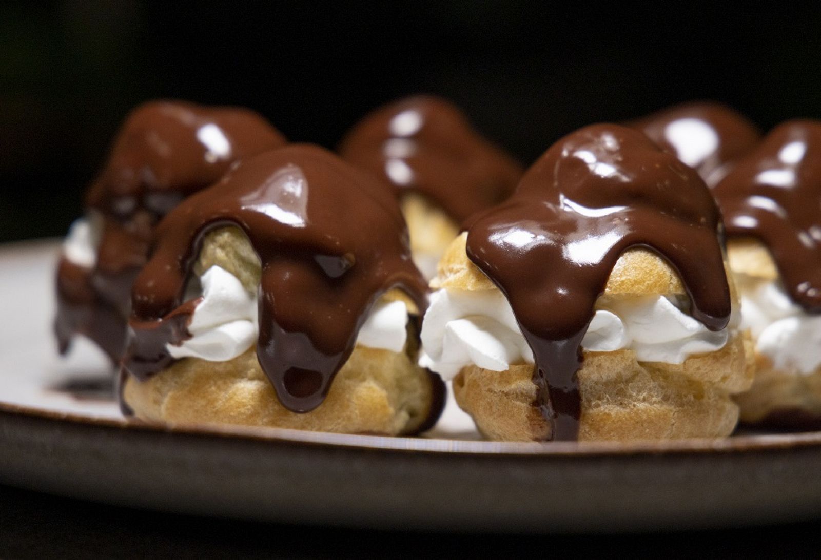 "Profiteroles con nata y chocolate" de Dani García