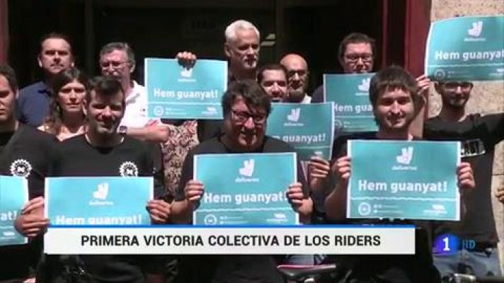 Telediario 1 - Un juez obliga a Deliveroo a contratar a 97 repartidores en la primera victoria colectiva de los 'riders'