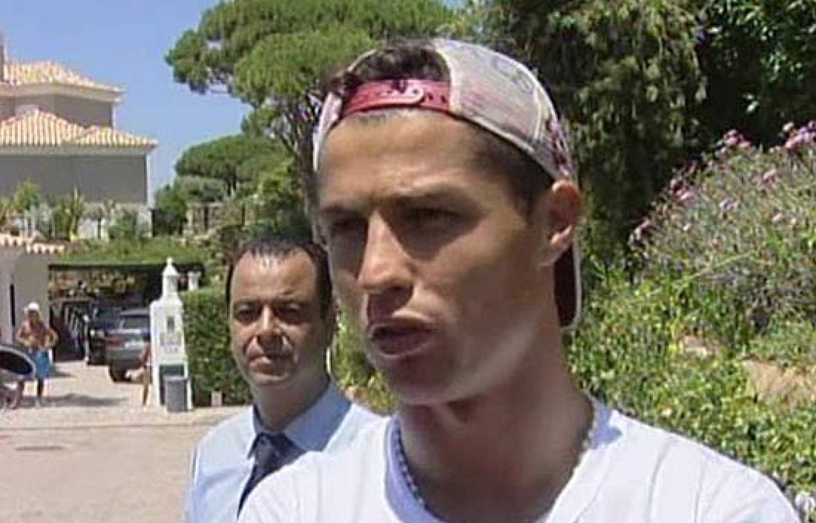 Cristiano Ronaldo ha soltado sus primeras palabras públicas desde que fichó por el Madrid. El luso quiere jugar con Kaká, Raúl, Casillas y Guti