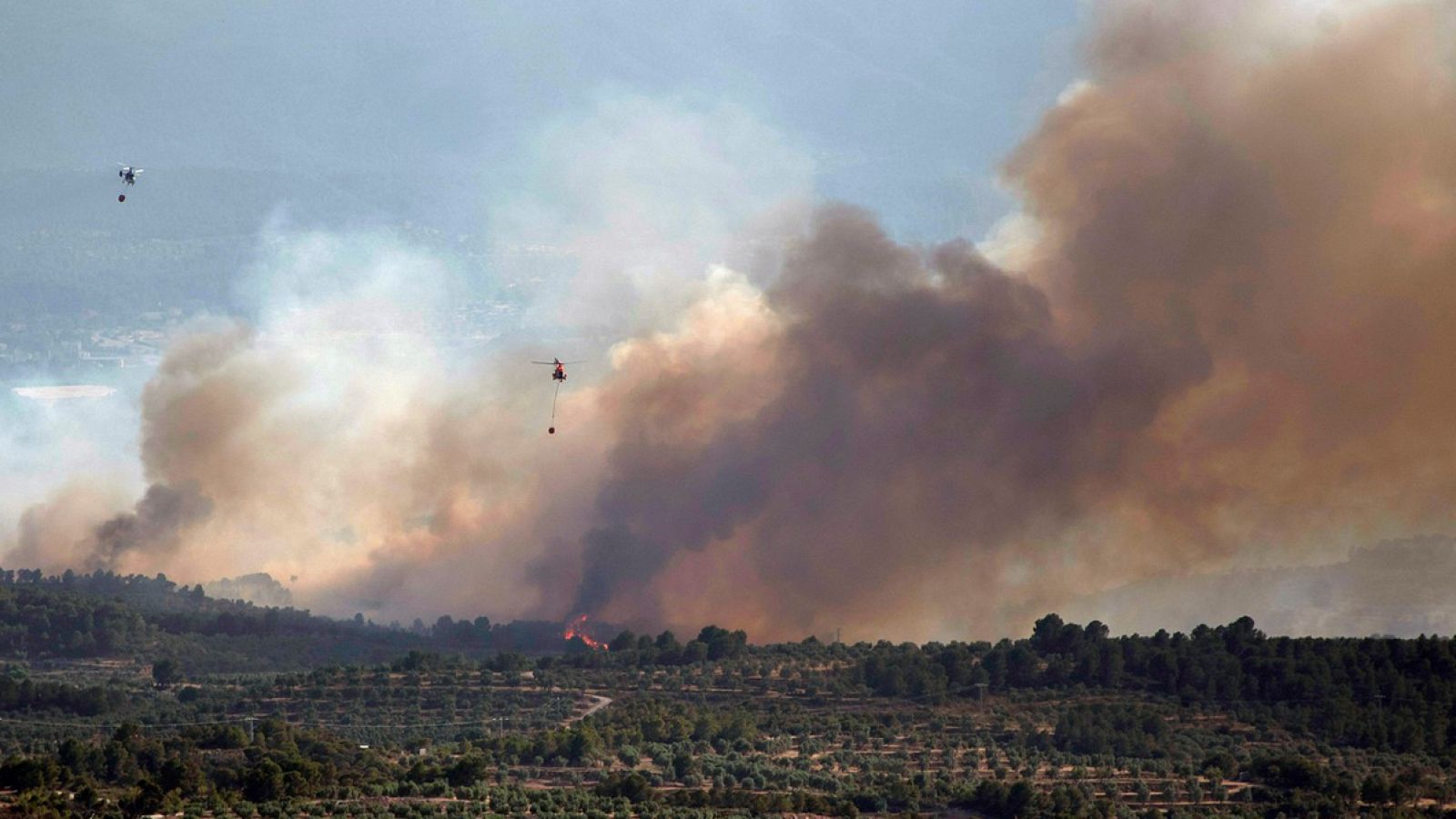 Incendio en Tarragona: Los bomberos se enfrentan al "peor día" para intentar controlar el incendio de Ribera d'Ebre