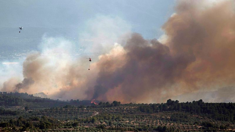 Los bomberos se enfrentan al "peor día" para intentar controlar el incendio de Ribera d'Ebre