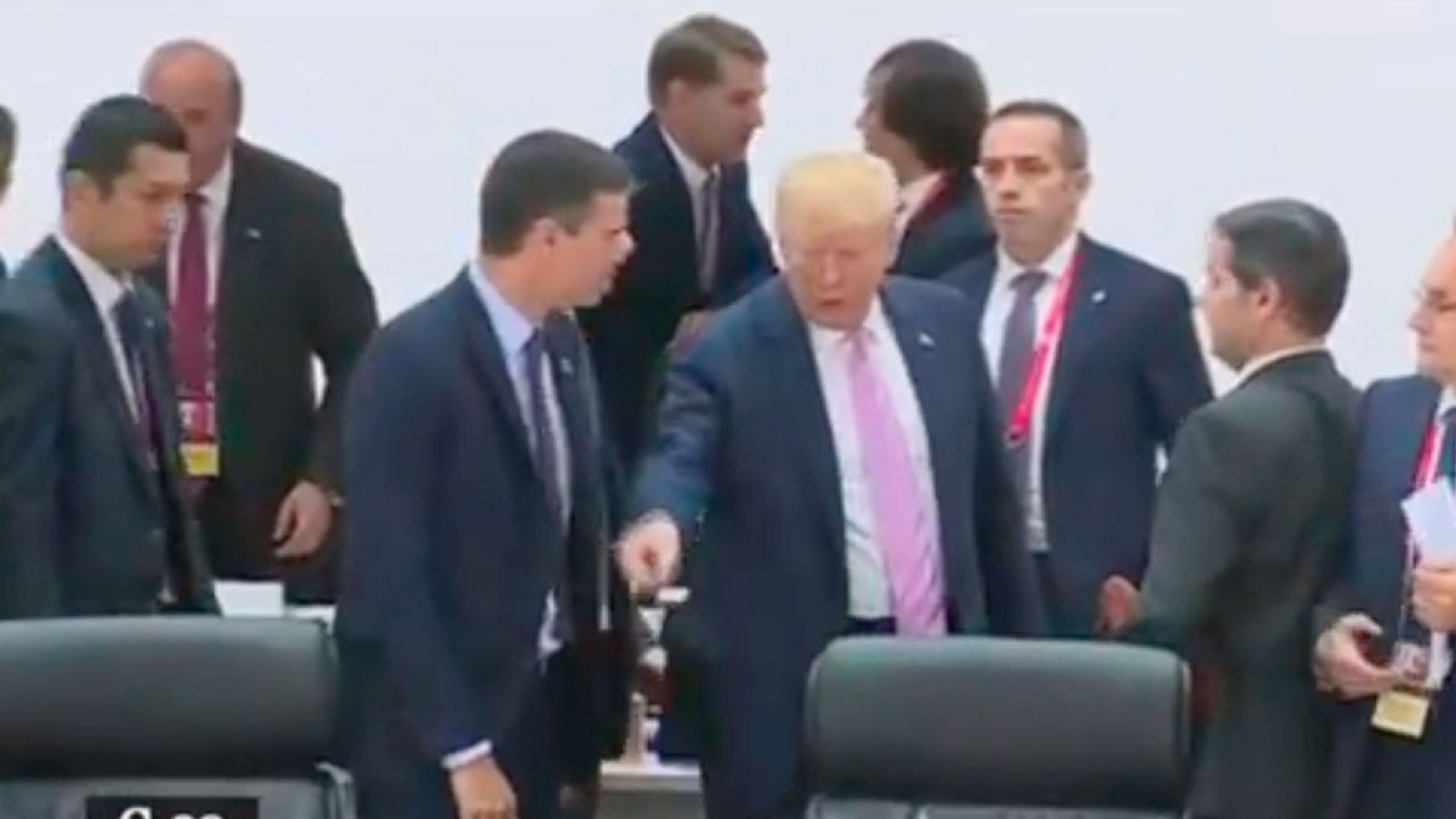 Trump 'saluda' a Pedro Sánchez durante el G20 y le señala su asiento