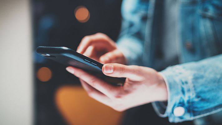 Telediario 1 - ¿Nos está saliendo un cuerno en la nuca por culpa del móvil?