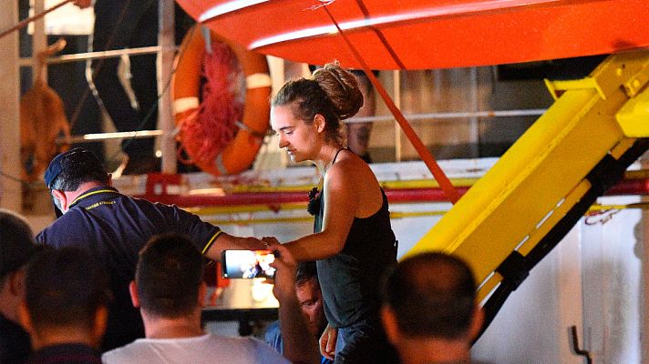 Informativo 24h - Arrestan a la capitana del barco Sea-Watch 3 tras atracar en Lampedusa sin permiso