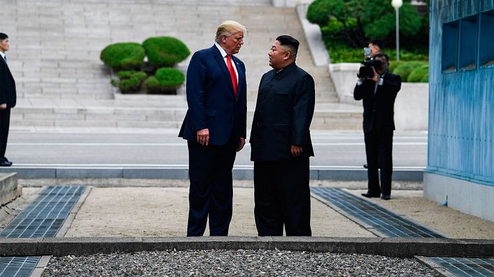 Trump y Kim Jong-un se saludan en la frontera entre las dos Coreas