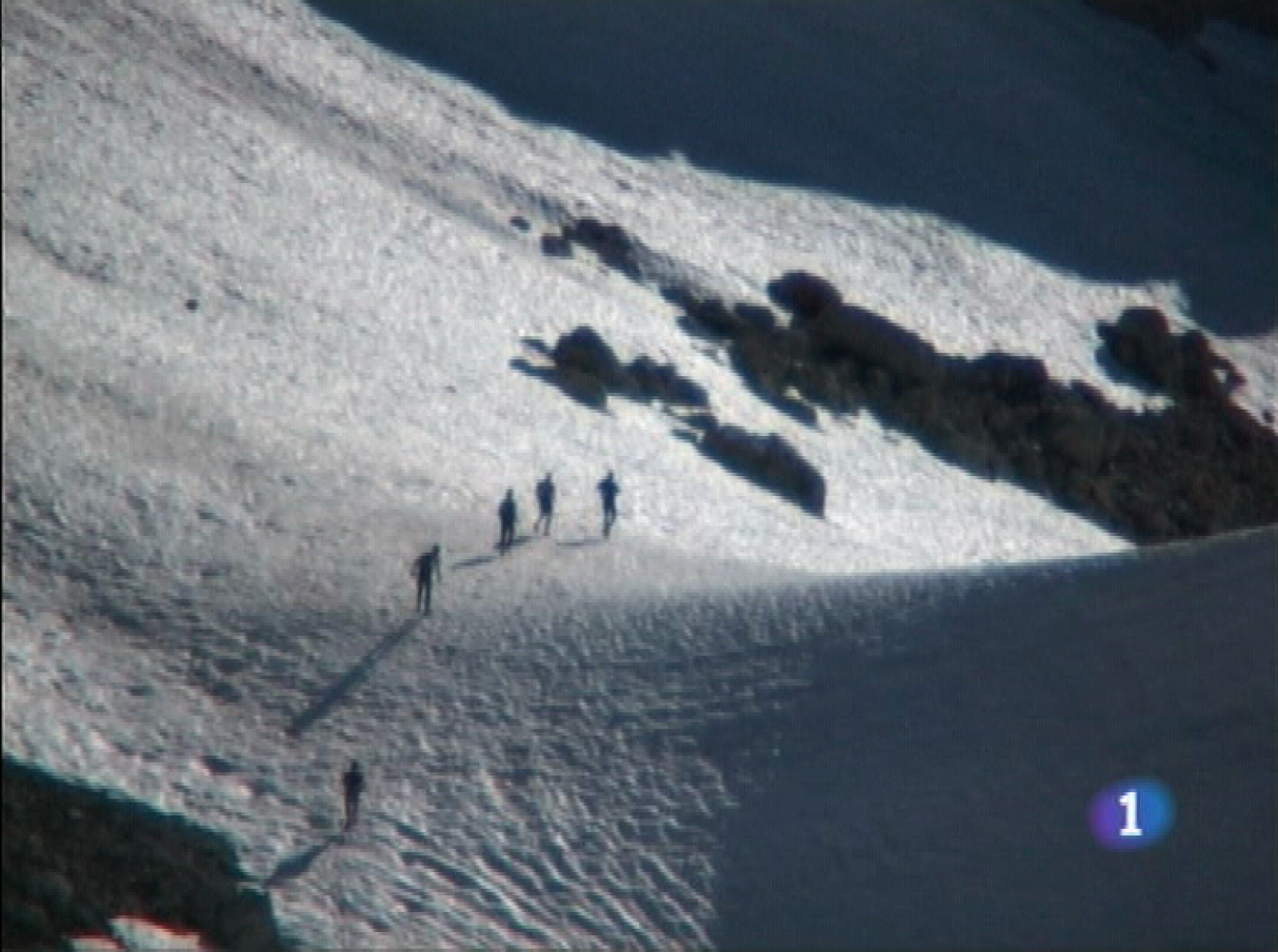  La sanidad pública y las prestaciones sociales que benefician al conjunto de la población española no van a sufrir ninguna merma por causa de la crisis económica, según la ministra Trinidad Jiménez, que se entrevistó esta mañana con el presidente del Principado.El atleta leonés Salvador Calvo se llevó la copa de Asturias de Carreras de Montaña  tras vencer en la Trevesera Integral de Picos de Europa, que cruza los tres macizos de este espacio protegido y se considera la carrera más dura de España. 