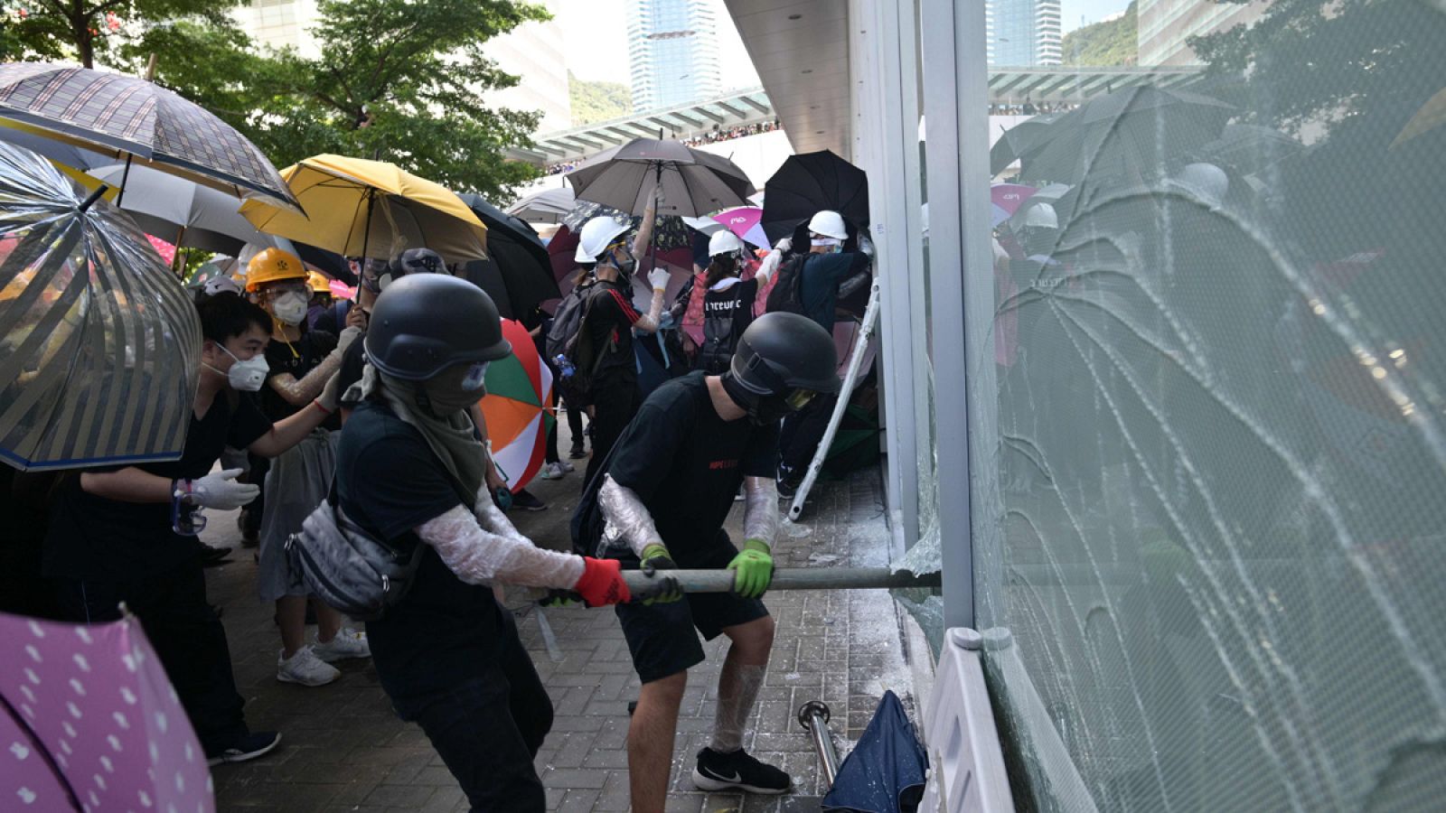 Miles de manifestantes protestan en el aniversario de la cesión de Hong Kong a China | Ver