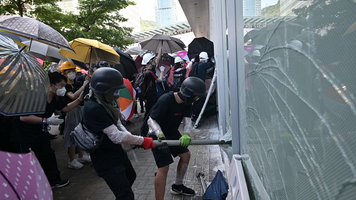 Miles de manifestantes protestan en el aniversario de la cesión de Hong Kong a China