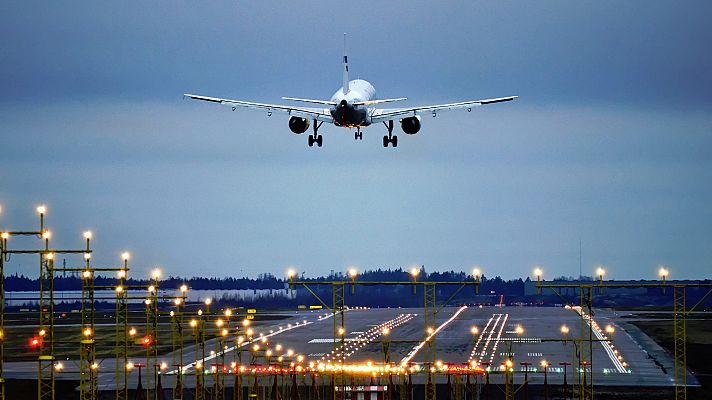 Telediario 1 - La UE estudia aplicar impuestos a las aerolíneas para reducir la contaminación