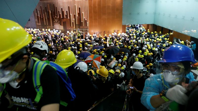 Los manifestantes hongkoneses irrumpen en el Parlamento 
