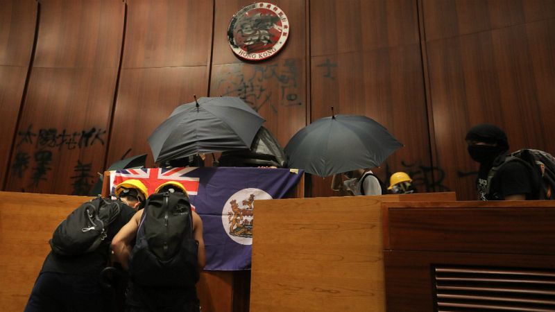 Los manifestantes entran en el Parlamento de Hong Kong contra la "injerencia" de Pekín