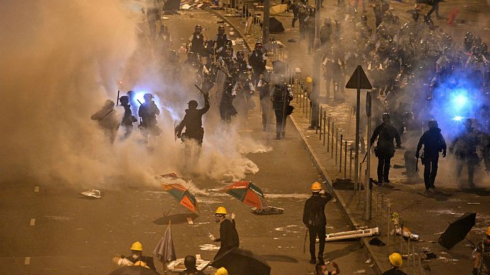 La policía de Hong Kong retoma el control del Parlamento