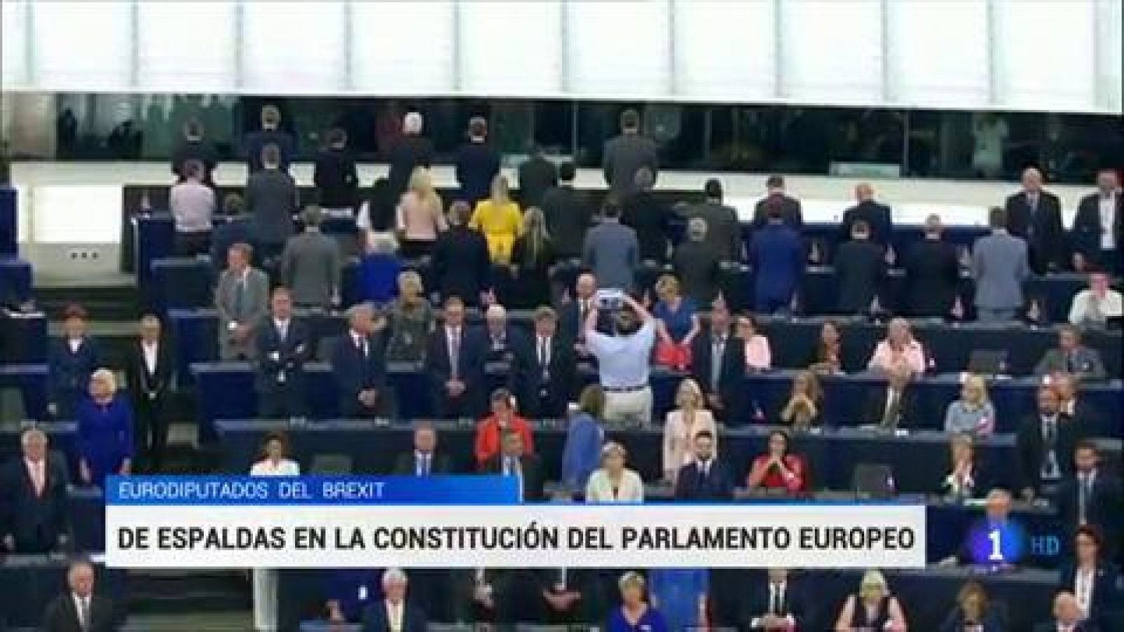 Telediario 1: Los eurodiputados del Partido del Brexit dan la espalda al himno europeo en la constitución del Parlamento | RTVE Play