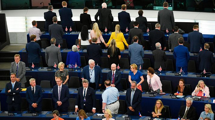 Telediario 1 - Los eurodiputados del Partido del Brexit dan la espalda al himno europeo en la constitución del Parlamento