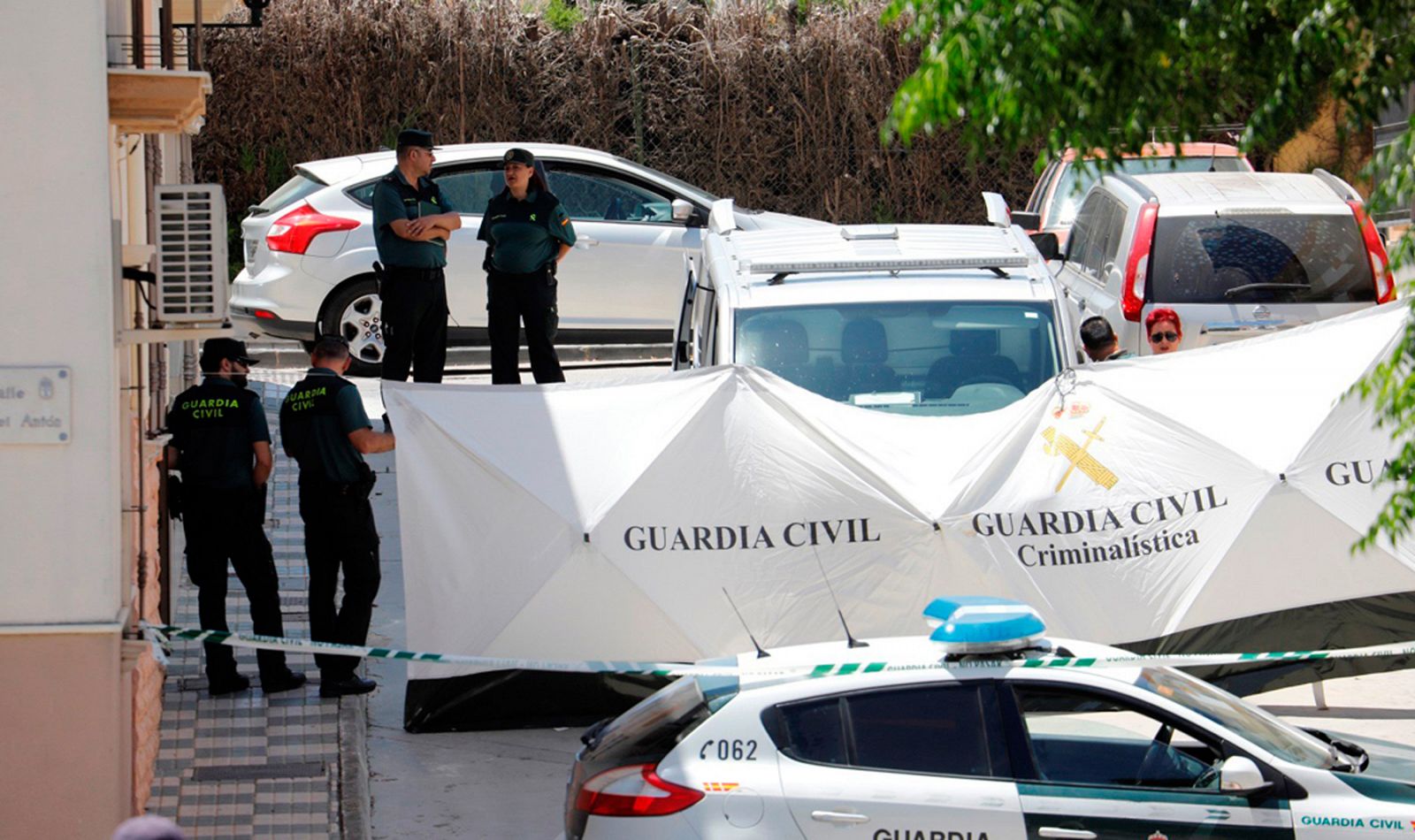 A las 8.30 horas las fuerzas de seguridad han recibido una llamada de un varón que, tras identificarse, ha asegurado que había matado a su esposa y que se encontraba en la parroquia Purísimo Corazón d