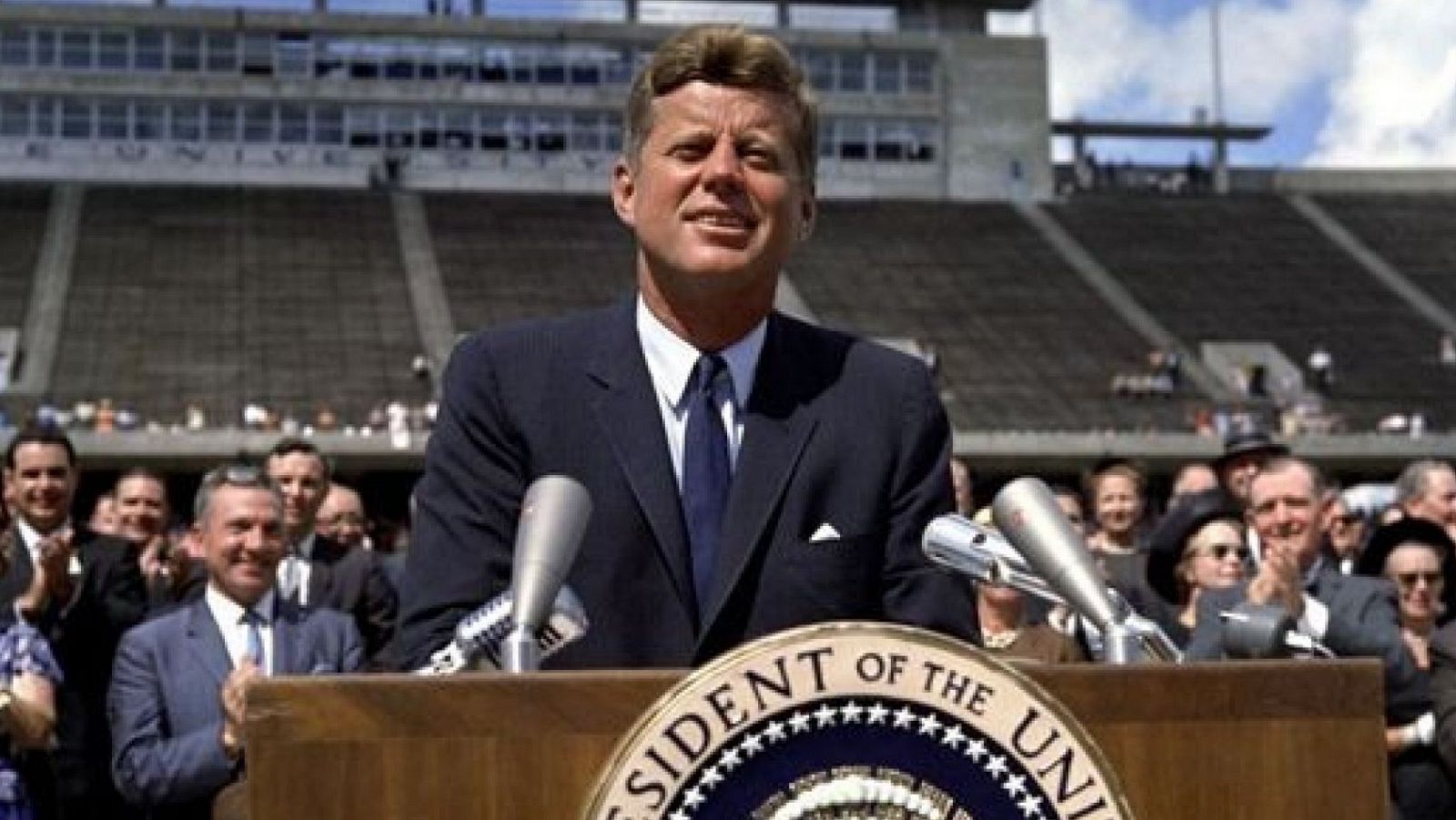 "Elegimos ir a la Luna. No porque sea fácil, sino porque es difícil". El 12 de septiembre de 1962, el presidente de Estados Unidos John F. Kennedy promeió que un astronauta estadonidense pisaría la Luna antes de que terminara la década. En julio de 1