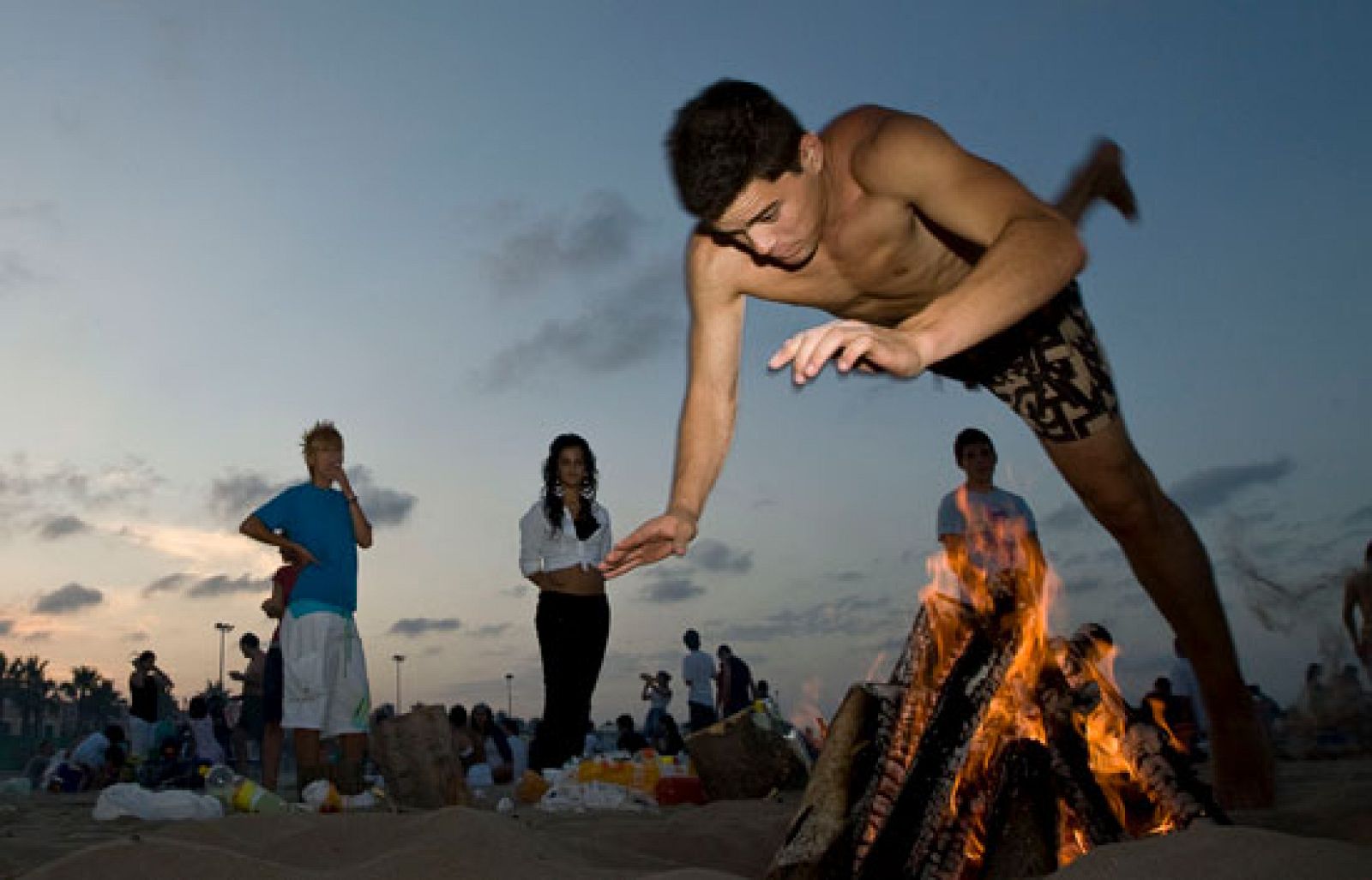 En Cataluña, además de las hogueras, la fiesta de San Juan tiene otras tradiciones | Ver