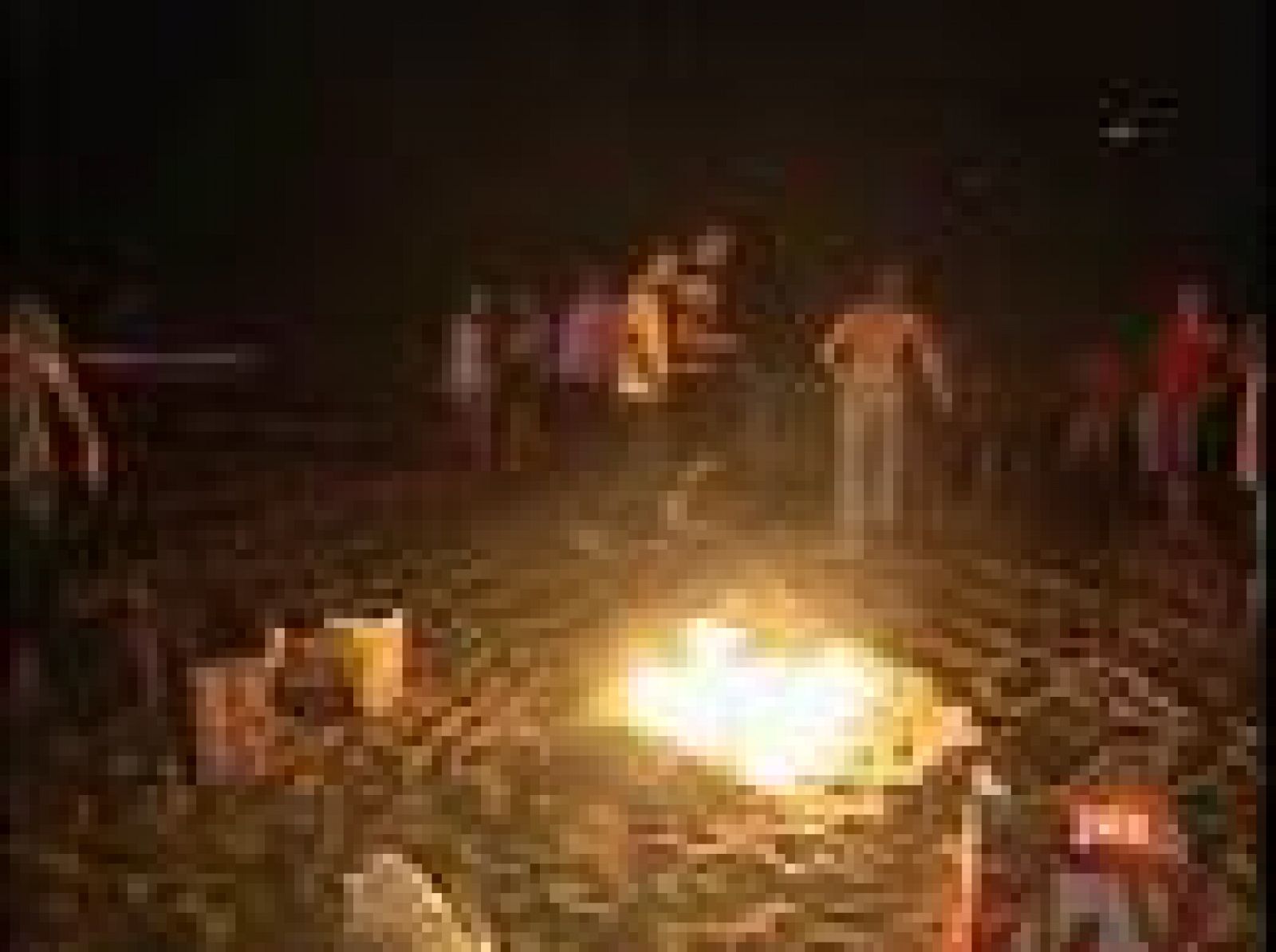 España celebra San Juan con fuegos artificiales en la noche más mágica para las culturas paganas. Multitud de hogueras iluminan las playas. En ellas la gente quema, escritos en un papel, los malos deseos para evitar que se cumplan y después, como marca la tradición, se dan un chapuzón en el mar (24/06/09).