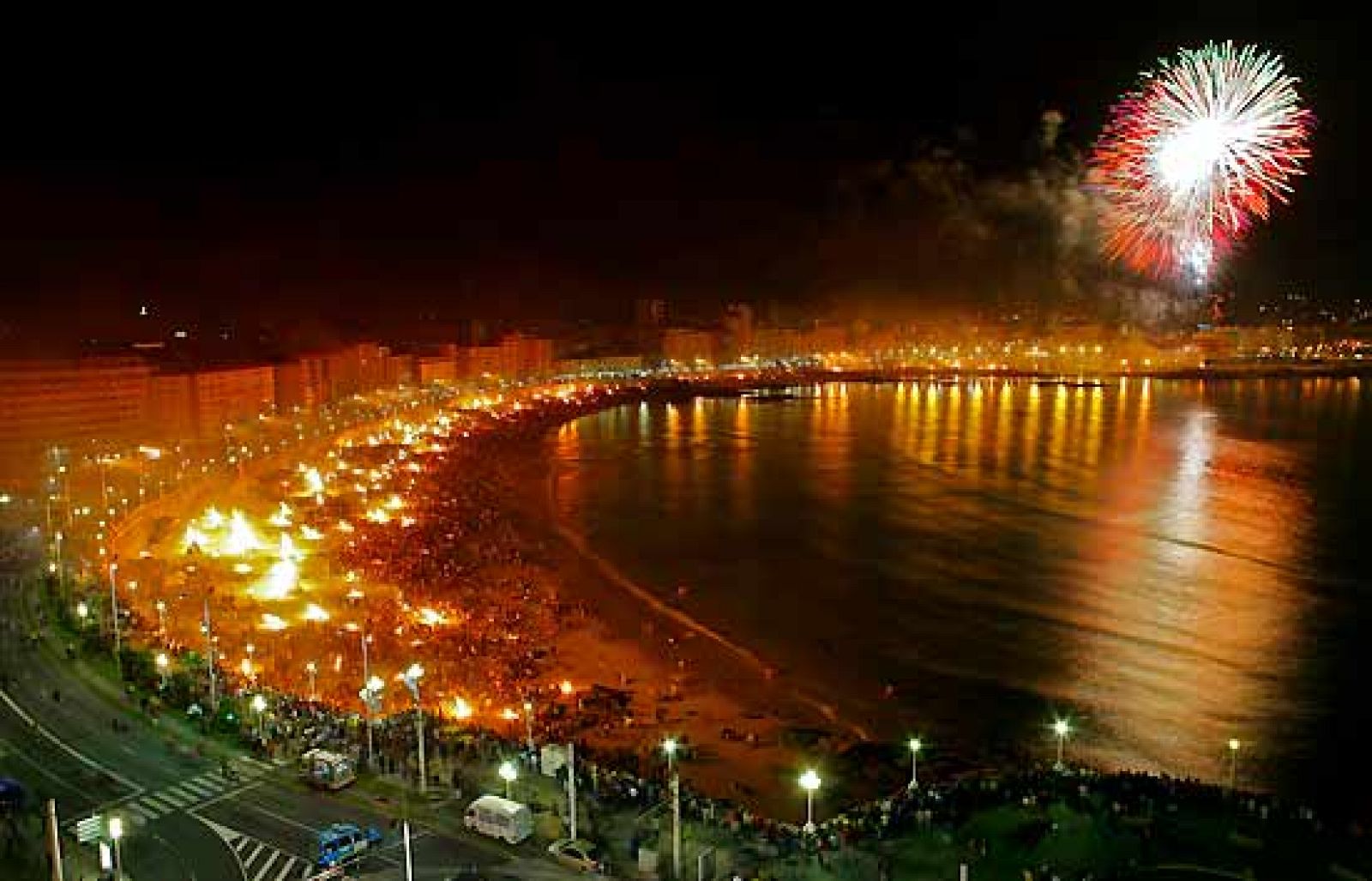 Las hogueras iluminan las playas la noche de San Juan | Ver