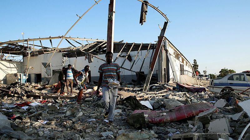 Mueren al menos 44 migrantes en un ataque del mariscal Hafter en Libia