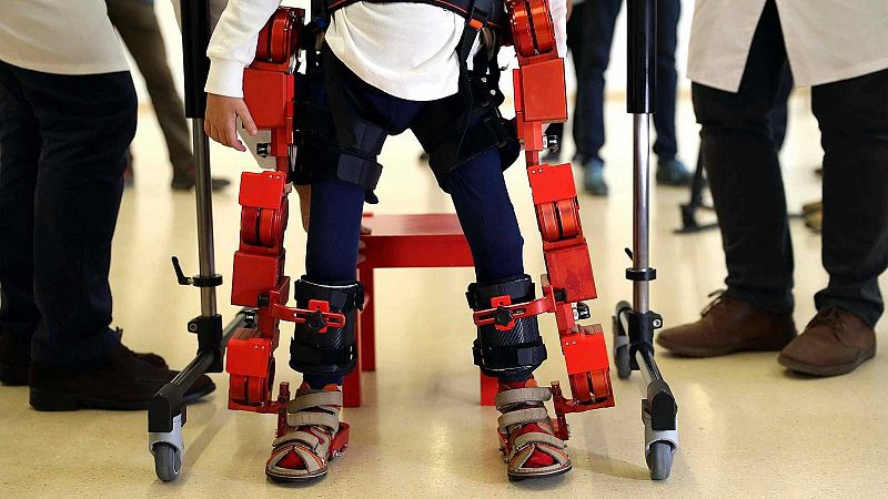 El Hospital Niño Jesús de Madrid ha presentado un exoesqueleto que obedece las órdenes del cerebro. Lo usan para la rehablitación de niños con parálisis cerebral que sufren alteraciones de la postura y dificultades de movimiento.