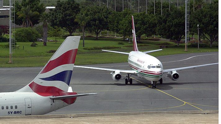Telediario 1 - Hallado en el jardín de una vivienda en Londres el cuerpo de un polizón que cayó desde un avión