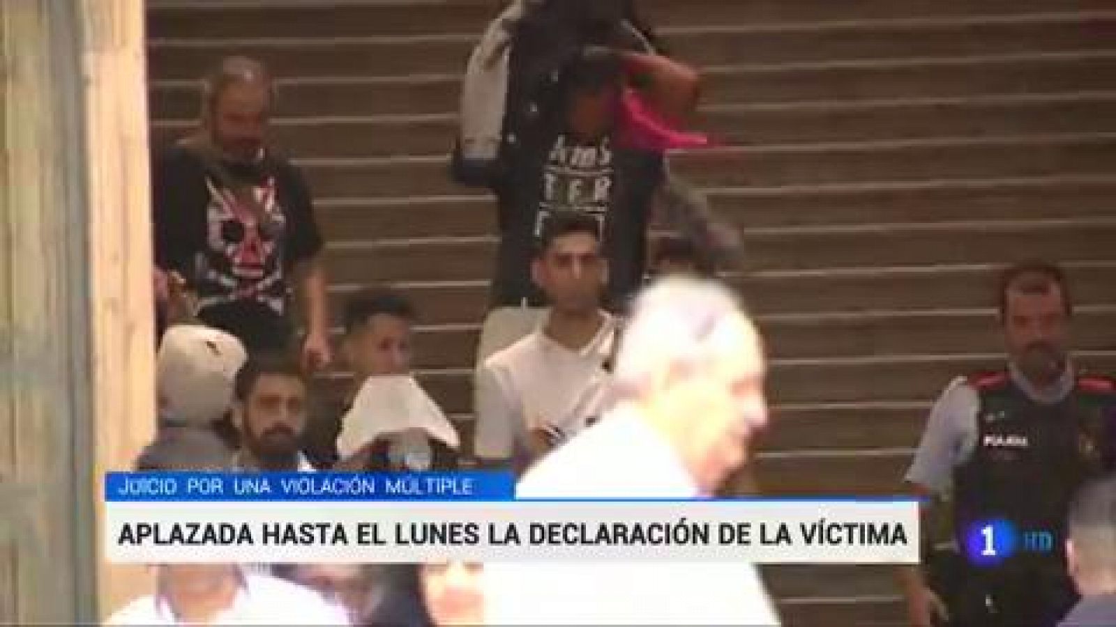 Un familiar de la víctima de 'la manada de Manresa' intenta agredir a los acusados | Ver