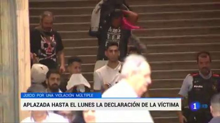 Telediario 1 - Un familiar de la víctima de 'la manada de Manresa' intenta agredir a los acusados