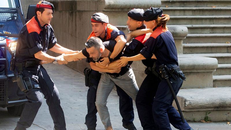 Un familiar de la víctima de 'la manada de Manresa' intenta agredir a los acusados