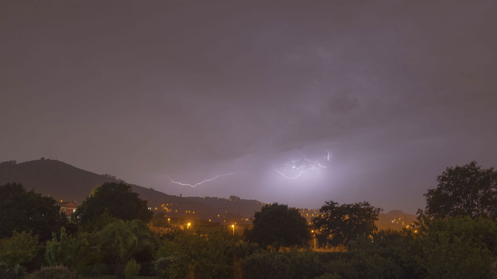 El tiempo: Tormentas en el norte y noroeste peninsular; y calor en Cataluña, Aragón y Baleares | RTVE Play