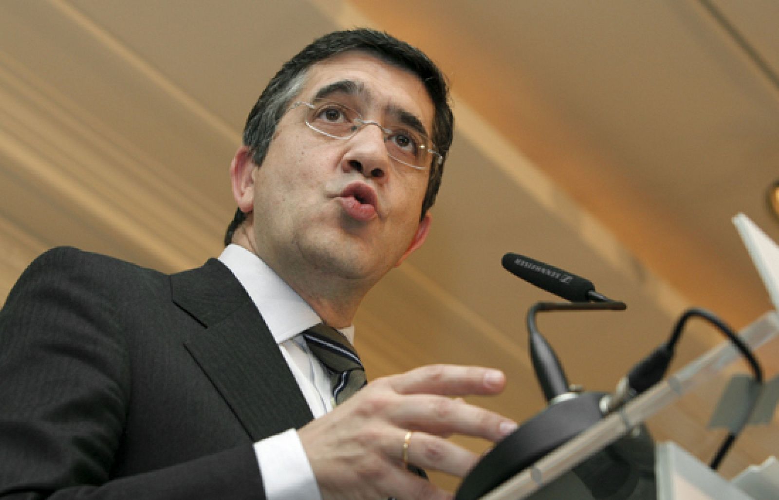 Patxi López ha confirmado que en los próximos presupuestos retirará la partida destinada a las familias de los presos de ETA para que vayan a visitarles. Dice que es un acto de justicia con las víctimas del terrorismo.   