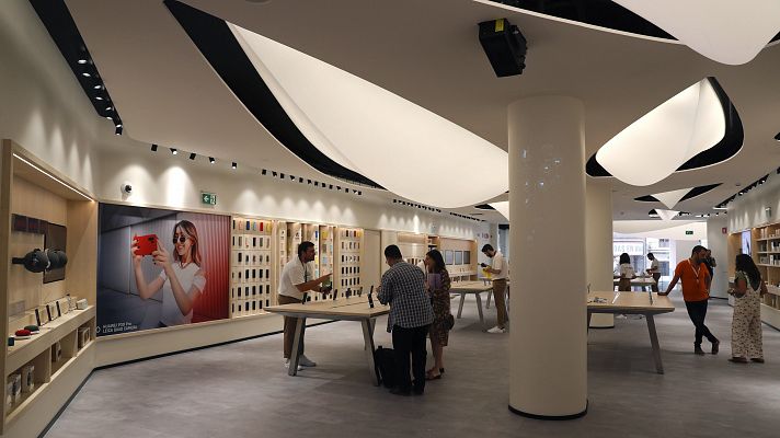 Telediario 1 - Huawei inaugura en Madrid su mayor tienda