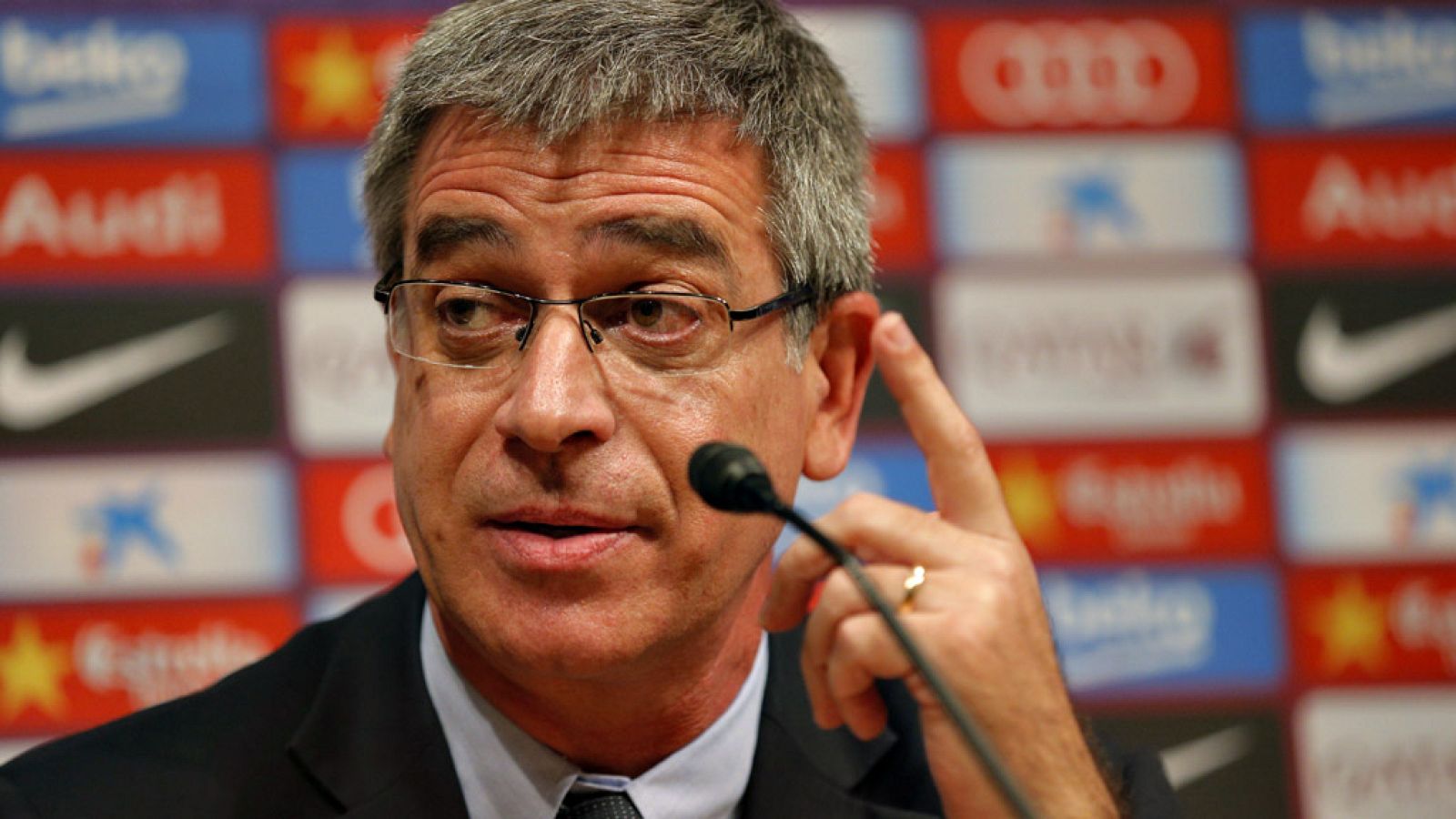 El FC Barcelona ha anunciado este miércoles que el hasta ahora vicepresidente deportivo del club, Jordi Mestre, ha presentado su "dimisión irrevocable" y deja el cargo en la Junta Directiva. Mestre entró en la directiva blaugrana en verano de 2010, b